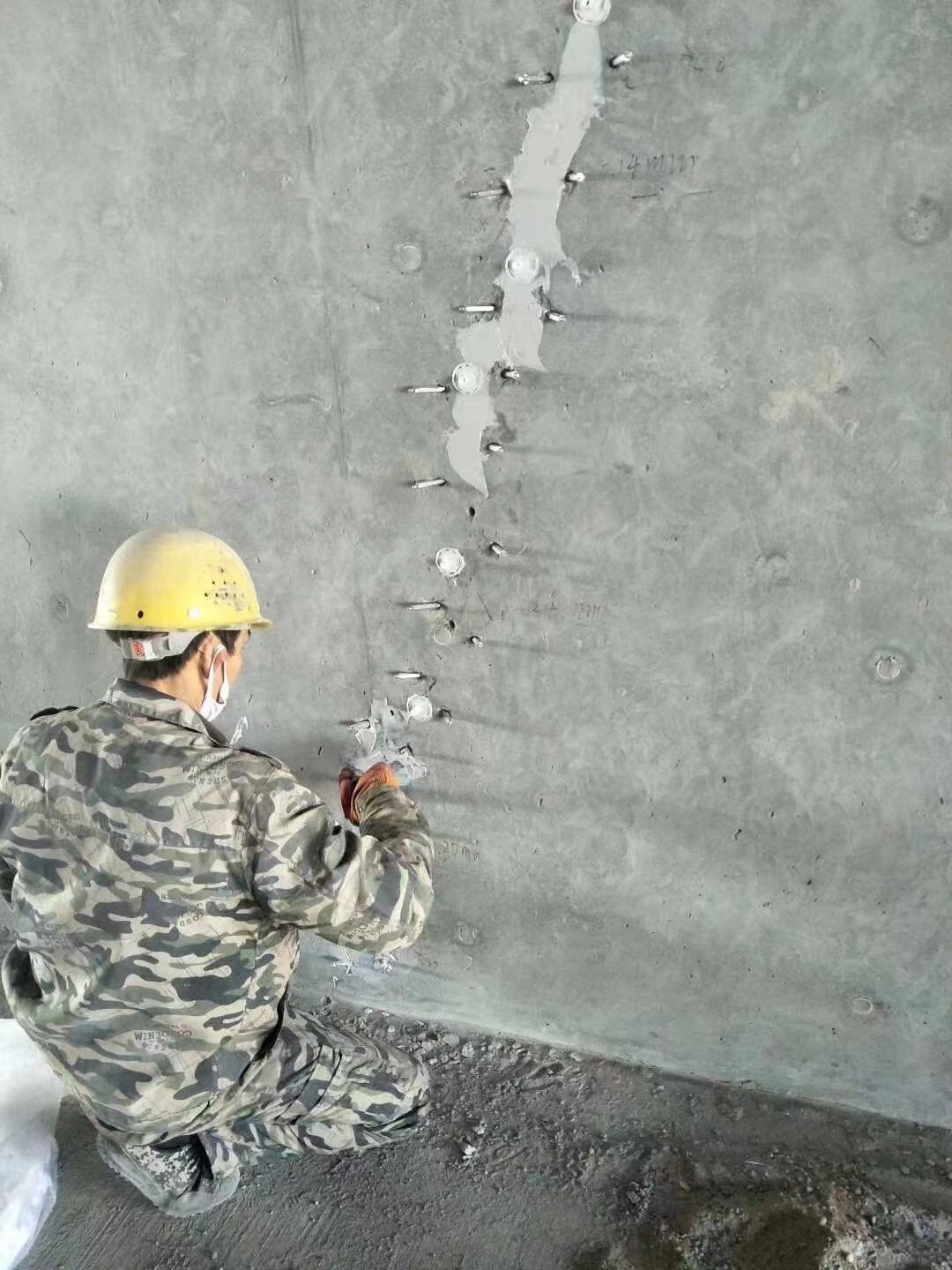武陵混凝土楼板裂缝加固施工的方案